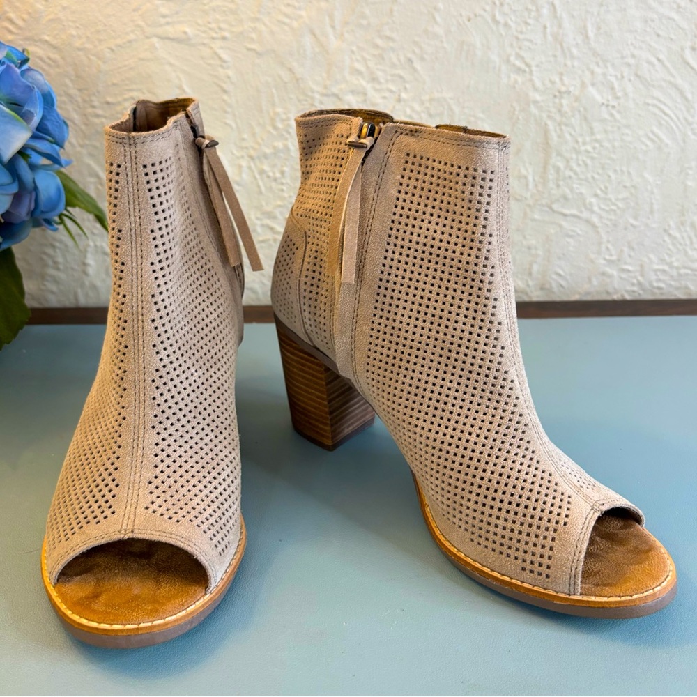 TOMS woman’s brown suede heeled sandals size 8.5